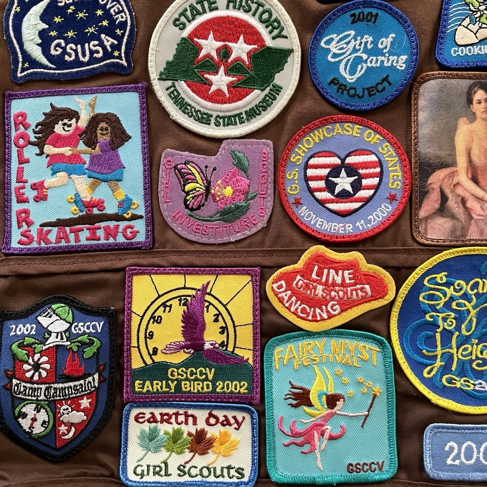 Vtg Girl Scouts Brownie Vest Early 2000s Over 80 Patches USA Size Medium - Picture 3 of 11